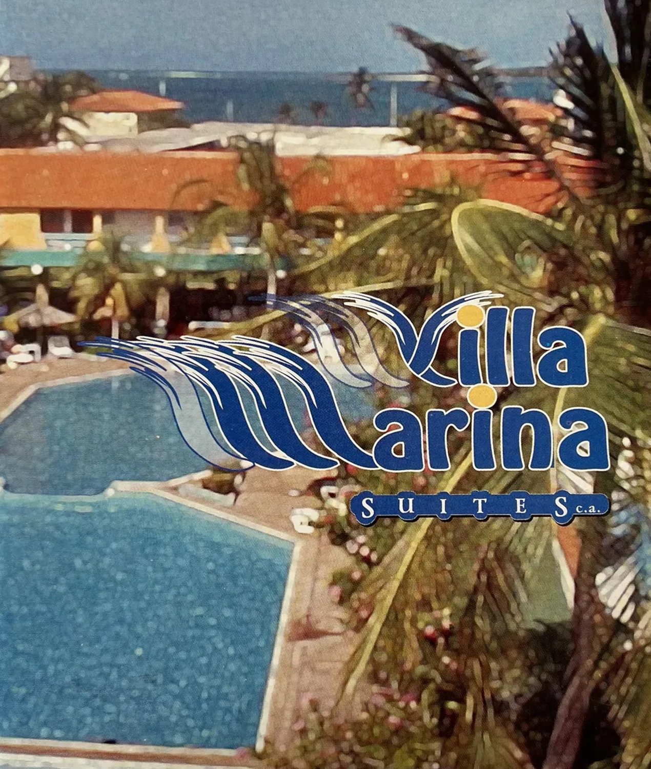 Portada del tríptico original de Hotel Villa Marina Suites con el logo histórico Villa Marina Suites C.A. sobre las piscinas