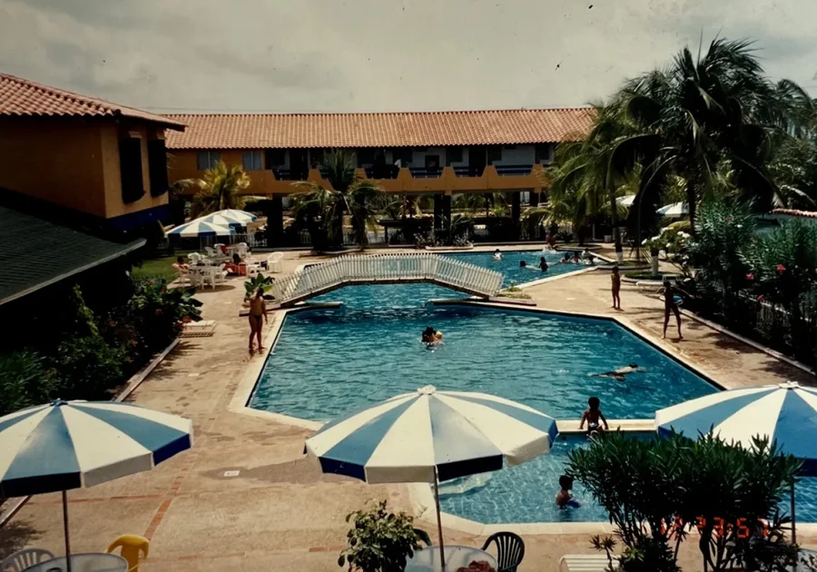 Piscina original de Hotel Villa Marina Suites en los años 80, con su puente blanco y sombrillas, Chichiriviche