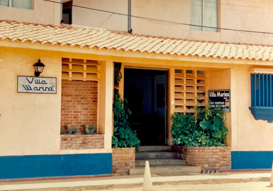 Fachada original de la recepción de Hotel Villa Marina Suites en Chichiriviche, con su azulejo Villa Marina, años 80